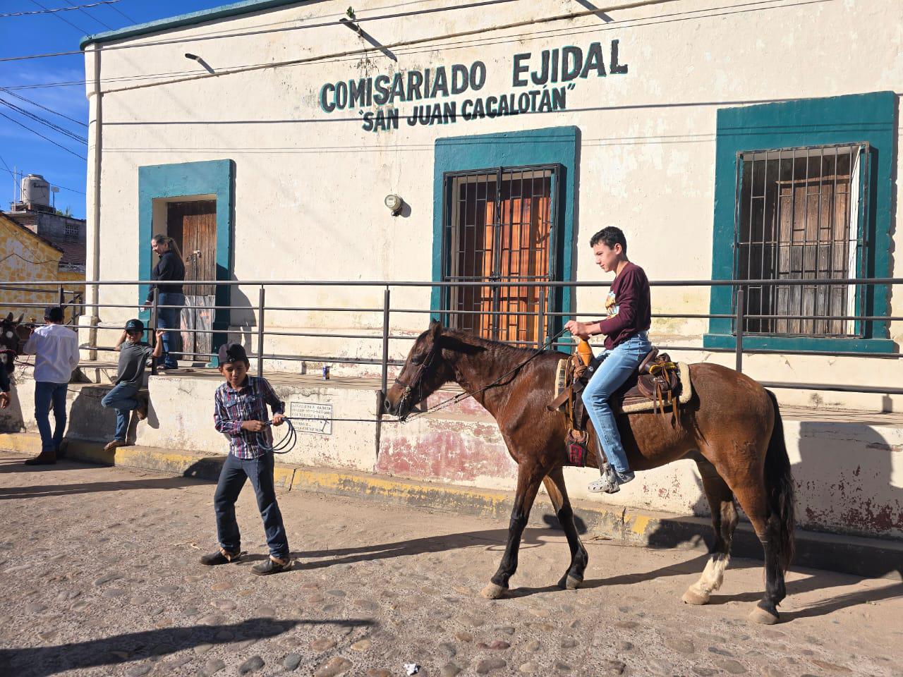 $!Pequeños charros de Cacalotán ofrecen paseos a caballo para costear indumentaria