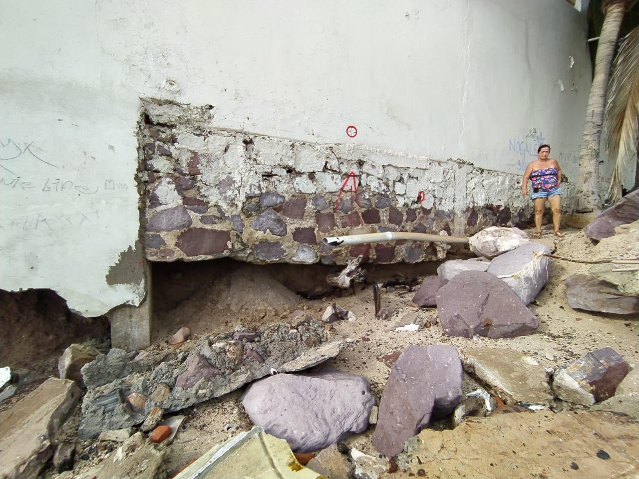 $!El huracán Pamela y olas del mar abren pared de un hotel de la Zona Dorada, en Mazatlán