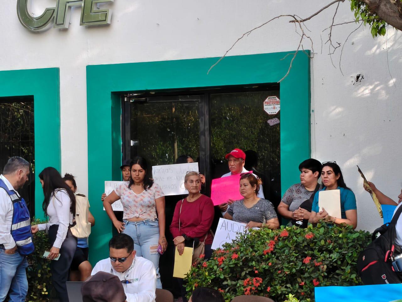 $!Usuarios de CFE mantienen tomada oficina en Rosario por segundo día e impiden acceso a personal