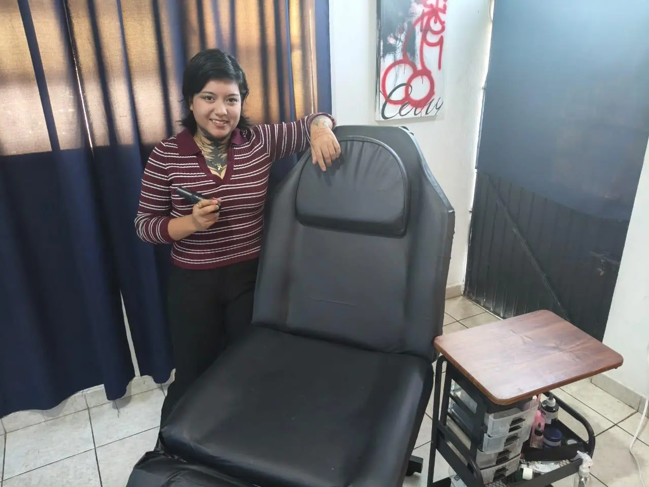 $!Alejandra, la joven tatuadora que convierte la piel en lienzo para crear arte en El Rosario