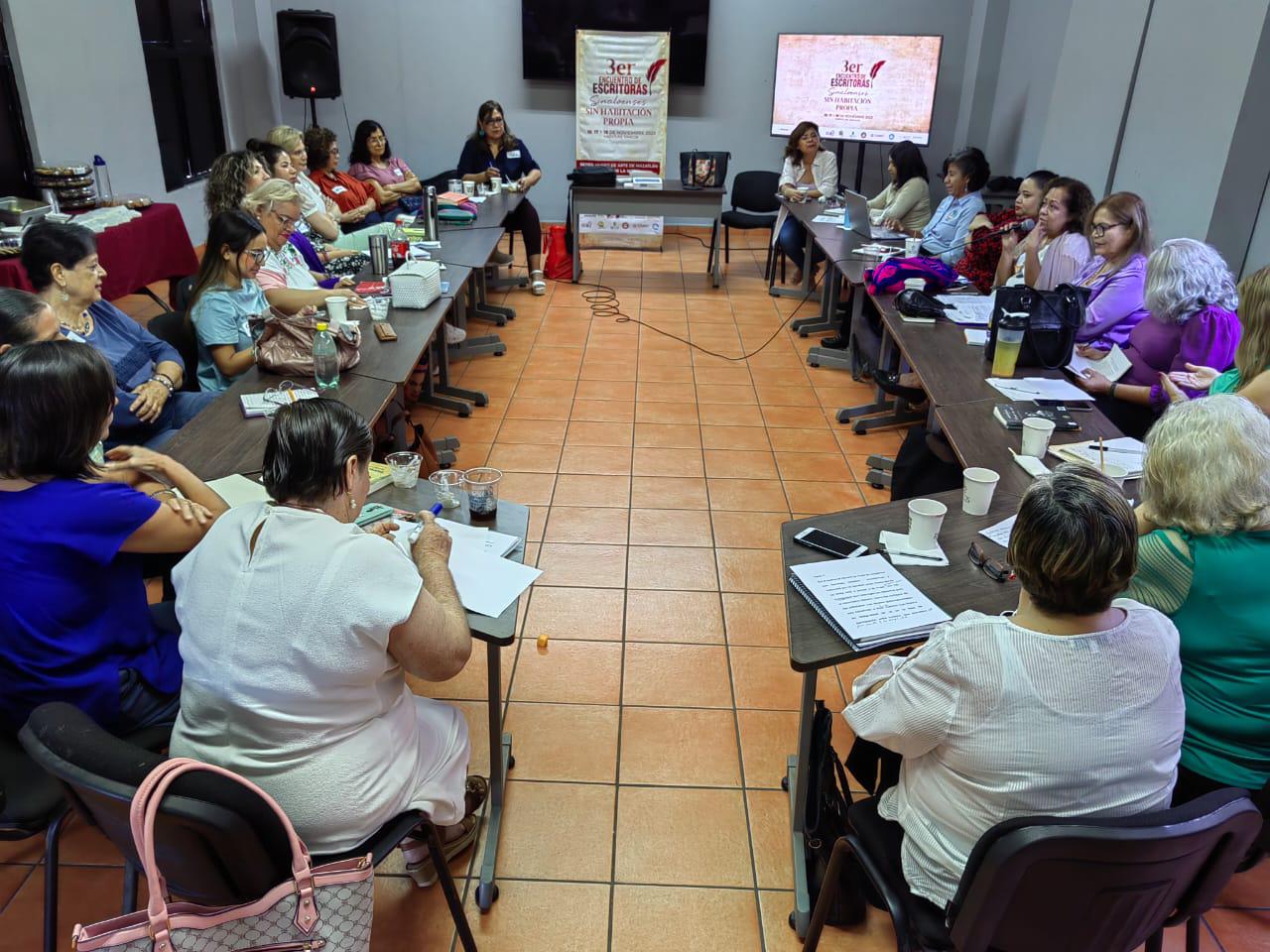 $!Alrededor de 30 escritoras participan.