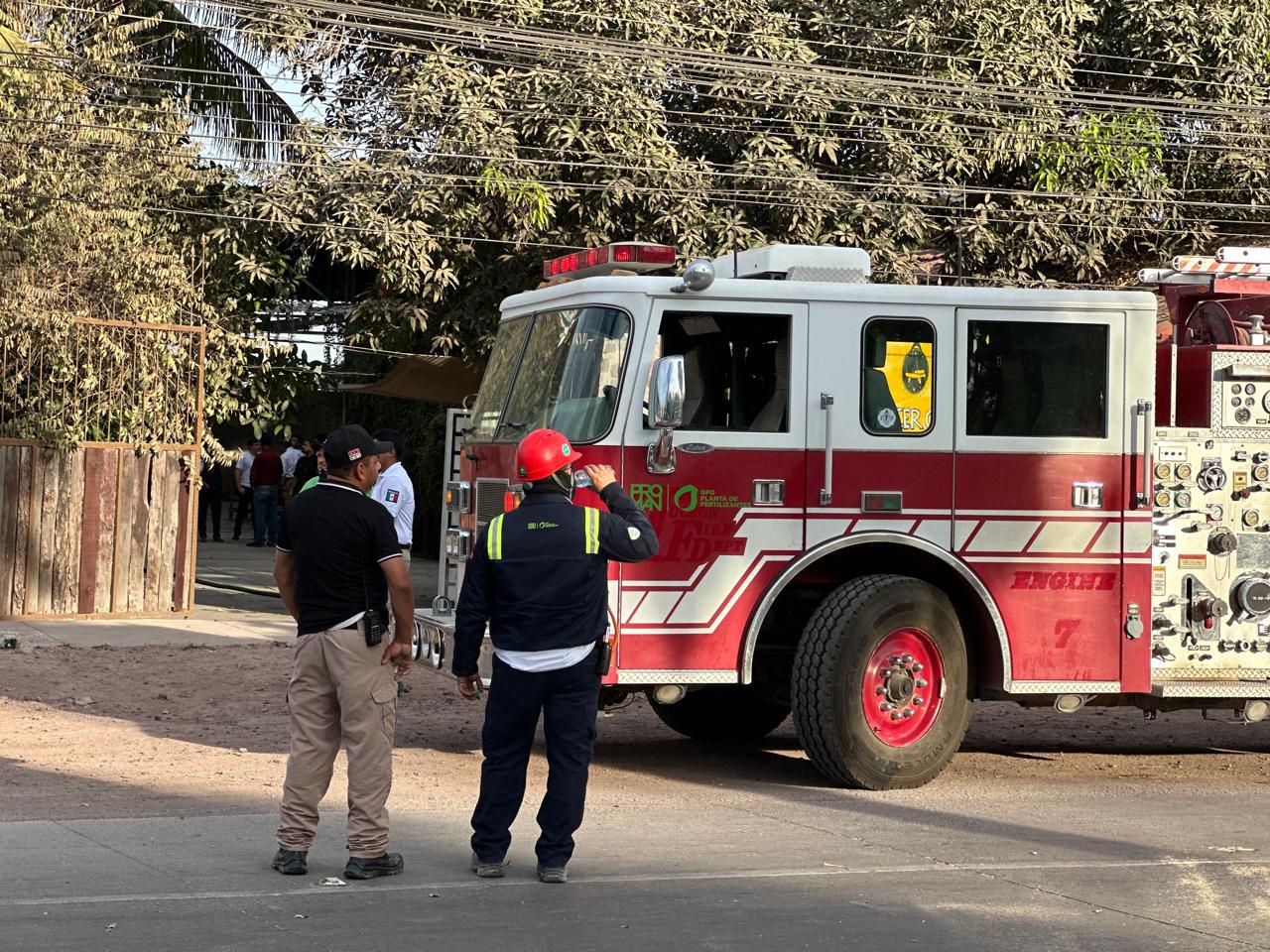 $!Incendio consume almacén de lanchas y obliga al cierre temporal de la carretera Mochis-Topolobampo