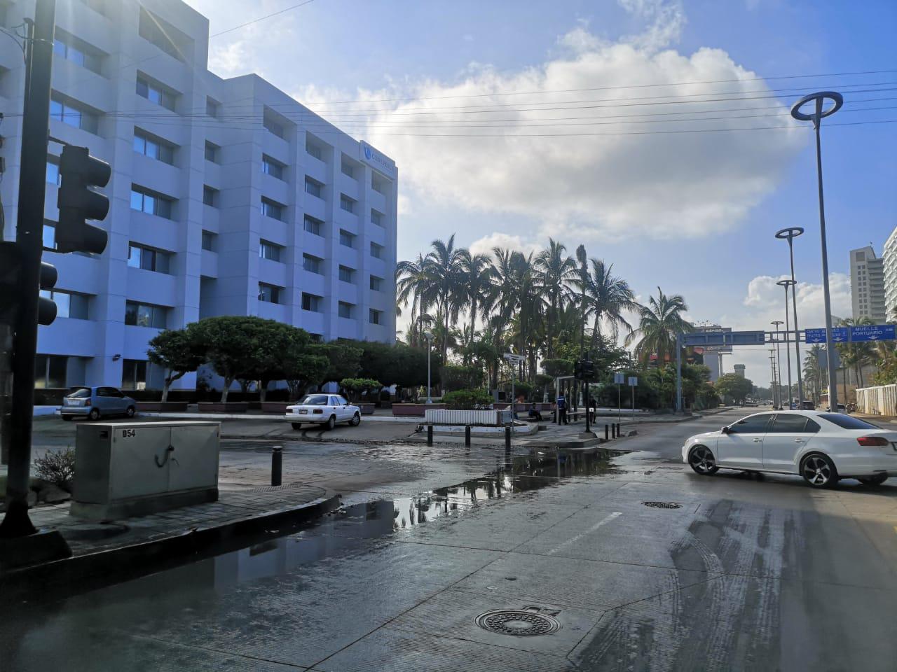 $!Lluvias provocan encharcamientos en vialidades de Mazatlán