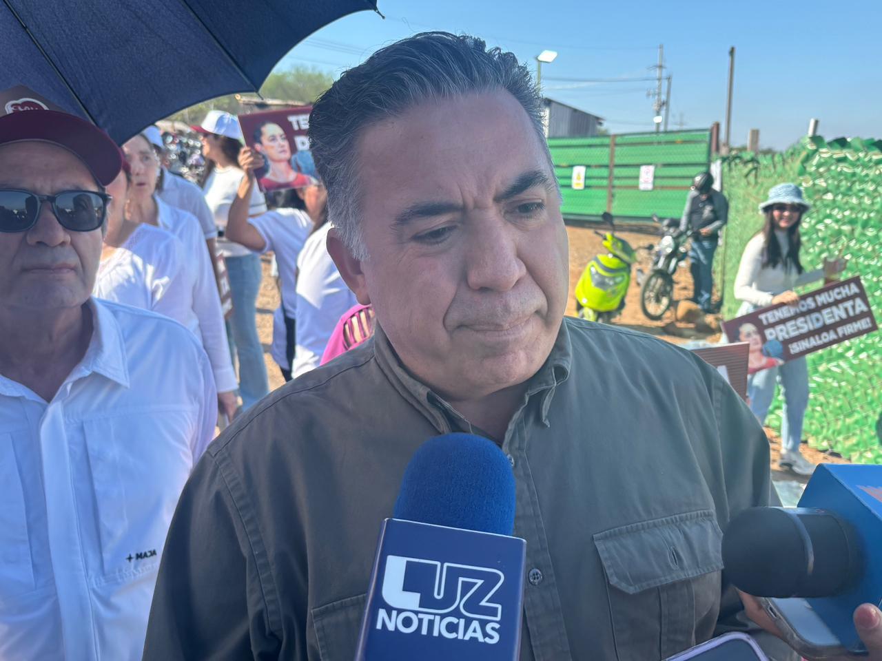 $!A pie y en camiones llegan funcionarios y trabajadores de Gobierno del Sinaloa a evento de Sheinbaum en Culiacán