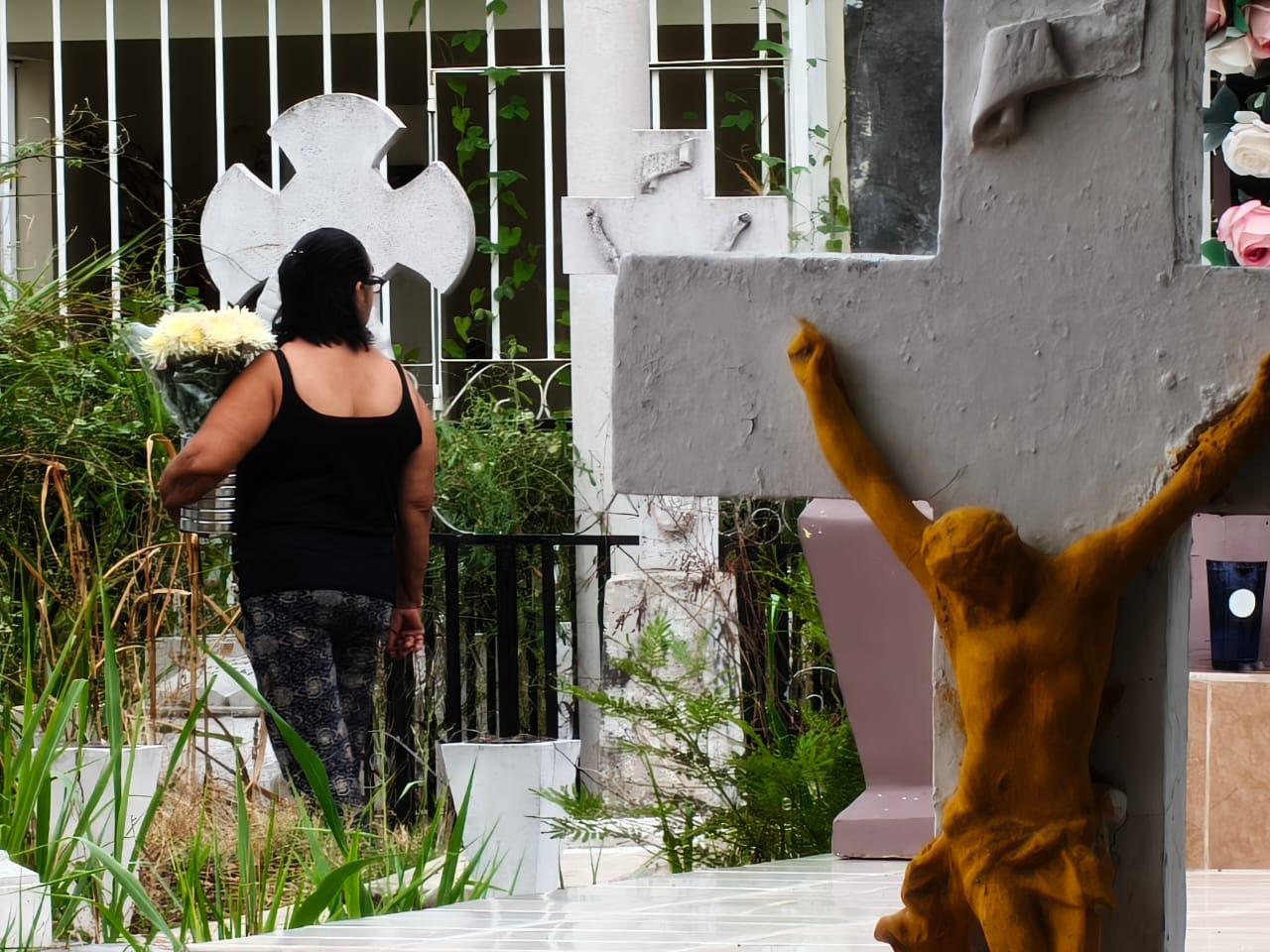 $!Denuncian abandono y falta de limpieza en panteón de Rosario durante el Día del Padre