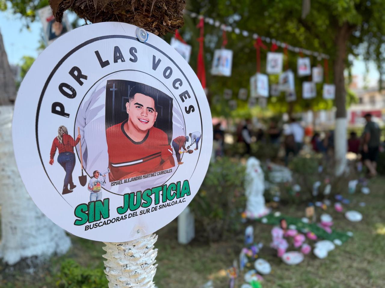$!Sin respaldo municipal instala colectivo espacio de memoria por desaparecidos en la Plazuela Zaragoza, en Mazatlán