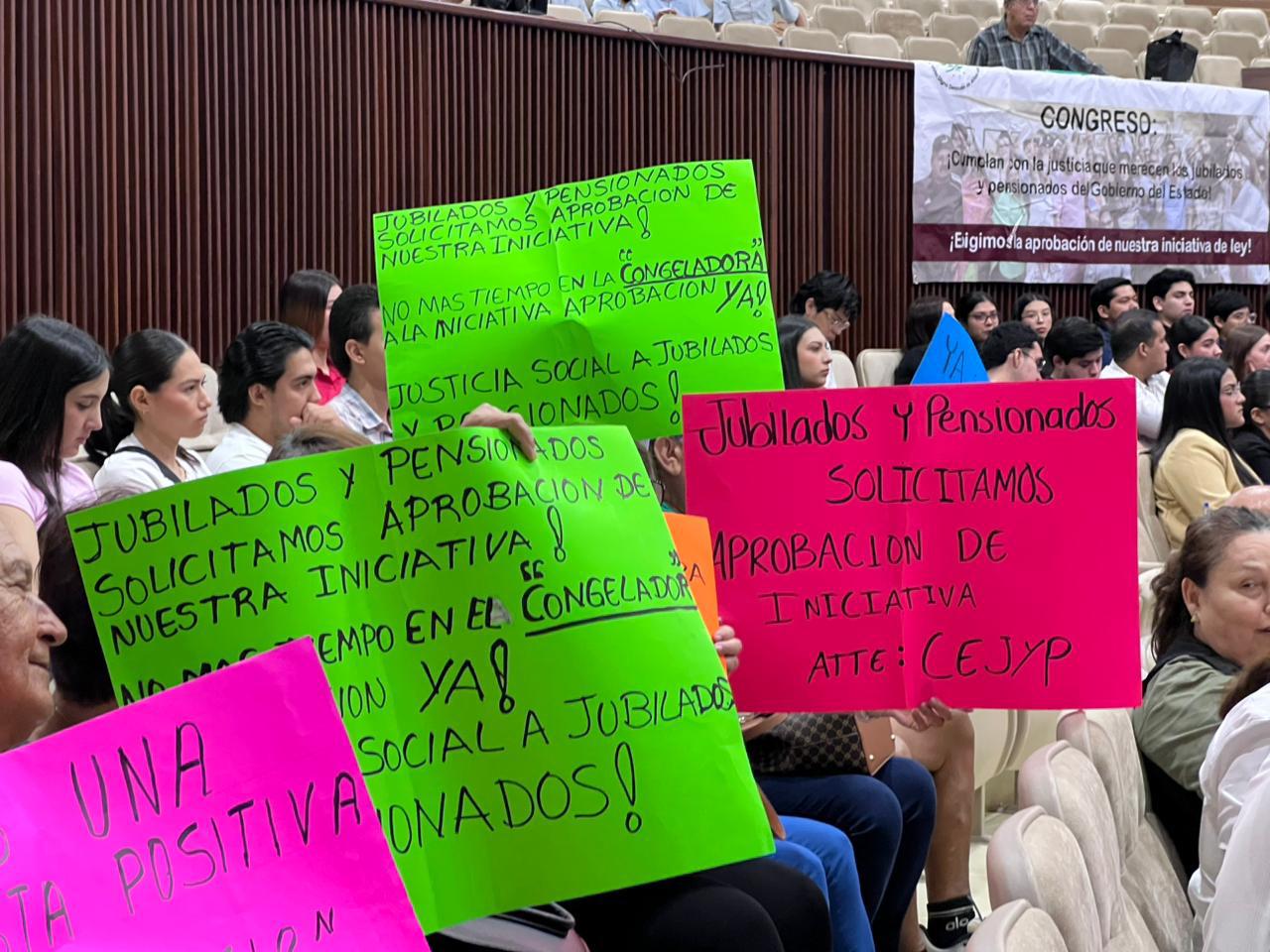 $!Jubilados de Gobierno estatal se manifiestan en el Congreso; demandan incremento de aguinaldo