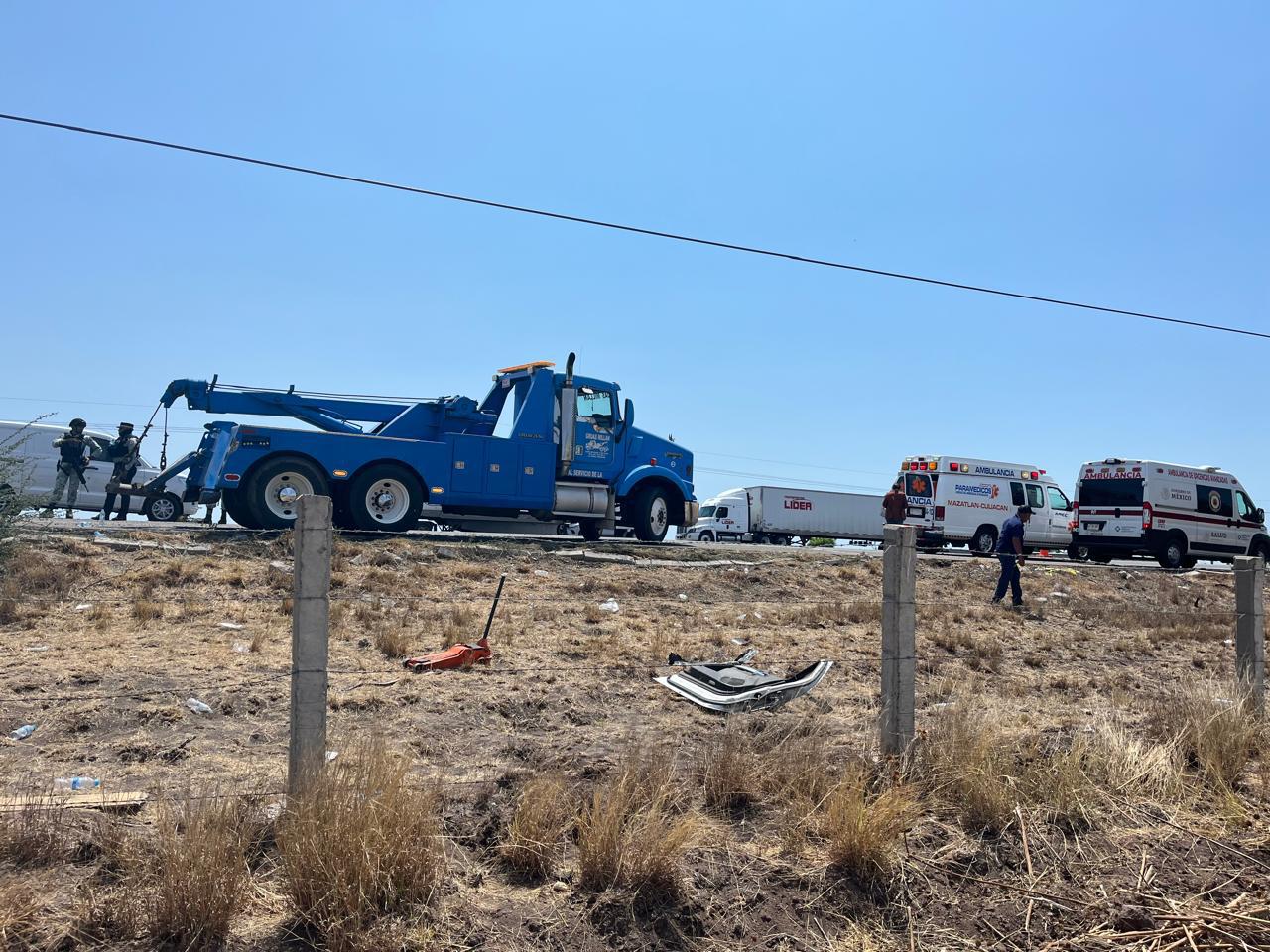 $!Volcadura de tráiler deja un hombre prensado y lesionado por la Maxipista Culiacán-Mazatlán