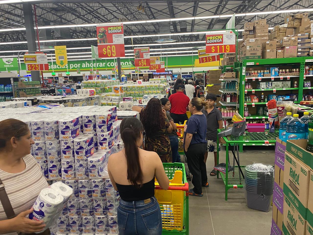 $!Familias en Mazatlán se alistan comprando víveres ante la cercanía del huracán Simon