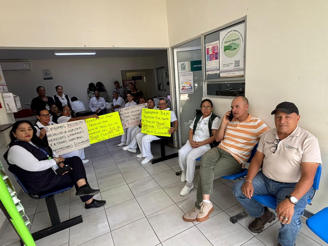 $!Protestan en el Hospital IMSS Bienestar en Escuinapa por falta de pago
