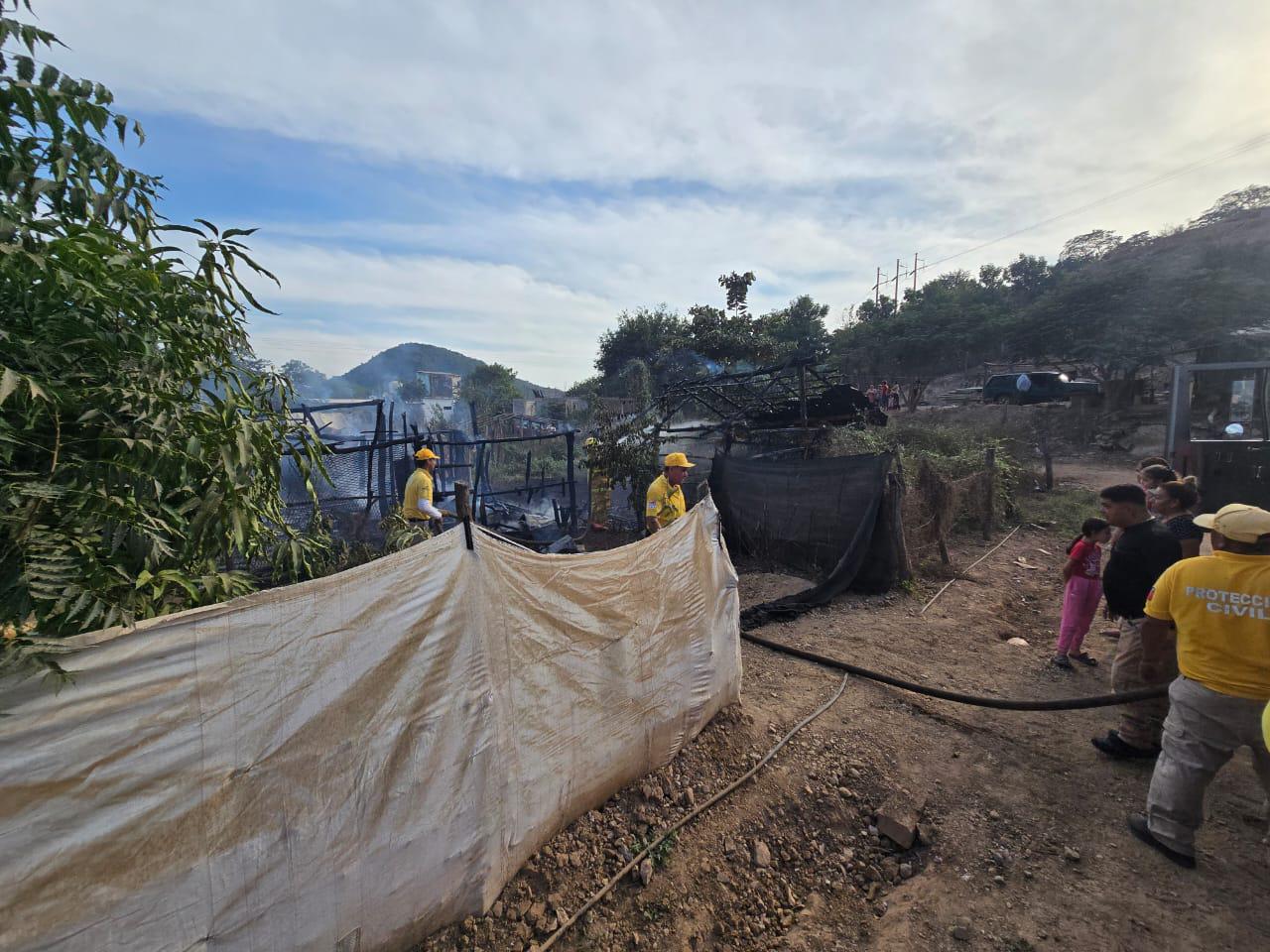 $!Incendio reduce a cenizas vivienda de lámina en Chilillos, Rosario