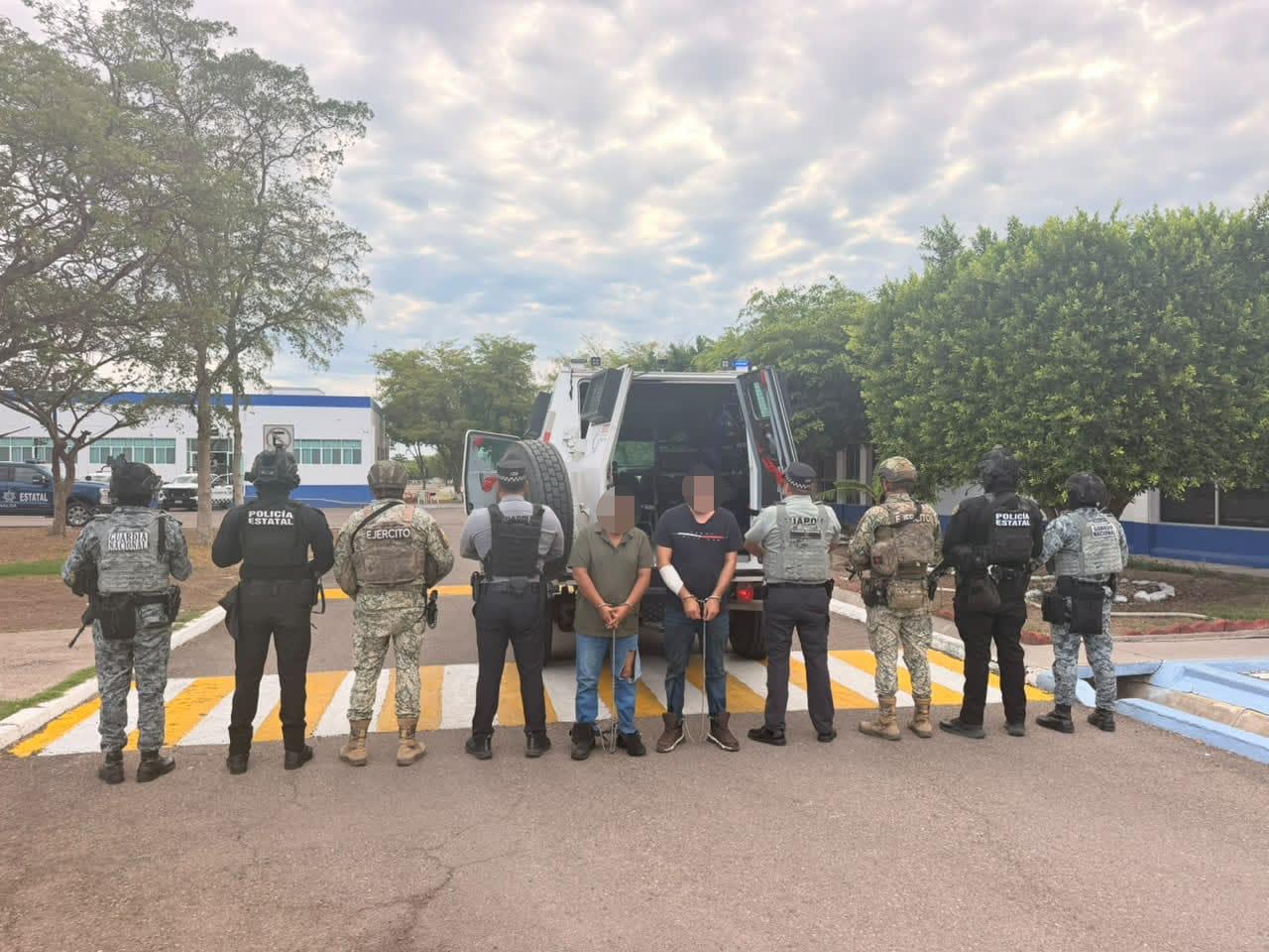 $!Trasladan a ‘El Güero Pin’ y al ex jefe policiaco de Escuinapa al penal del Altiplano
