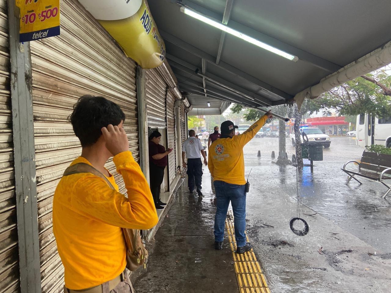$!Lluvias dejan vialidades anegadas y una estructura colapsada en el Centro de Los Mochis