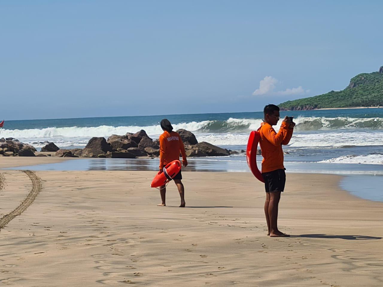 $!Joven de Chihuahua desaparece en mar en Mazatlán y rescatan a tres por fuerte oleaje
