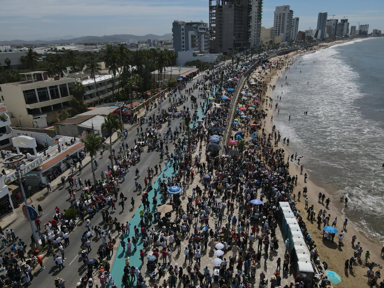 $!Se despiden del eclipse con música y alegría en las letras de Mazatlán, en el malecón
