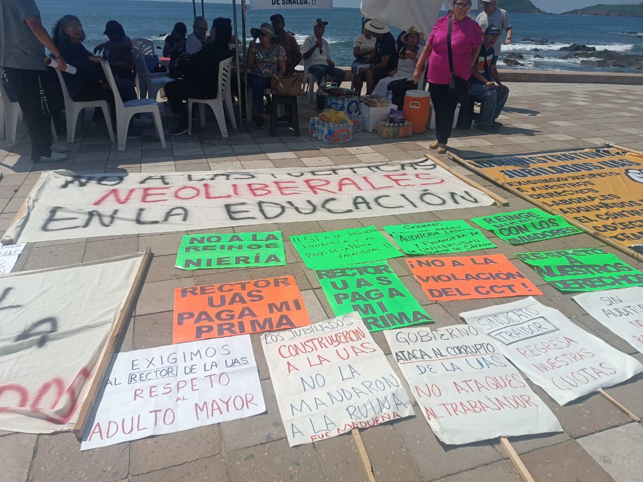 $!Realizan Jubilados de la UAS nuevo plantón en Mazatlán; ahora en la zona turística