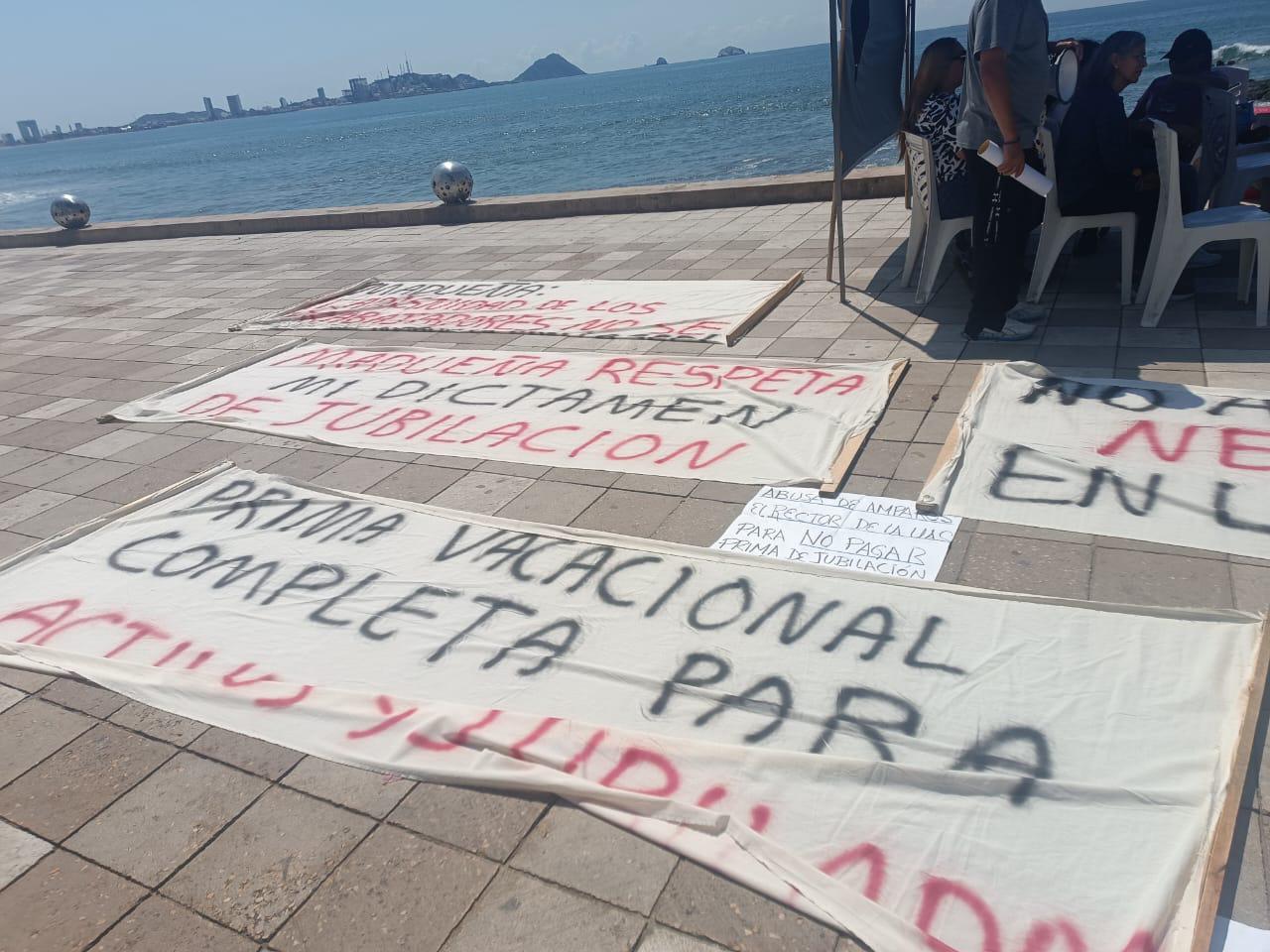 $!Realizan Jubilados de la UAS nuevo plantón en Mazatlán; ahora en la zona turística