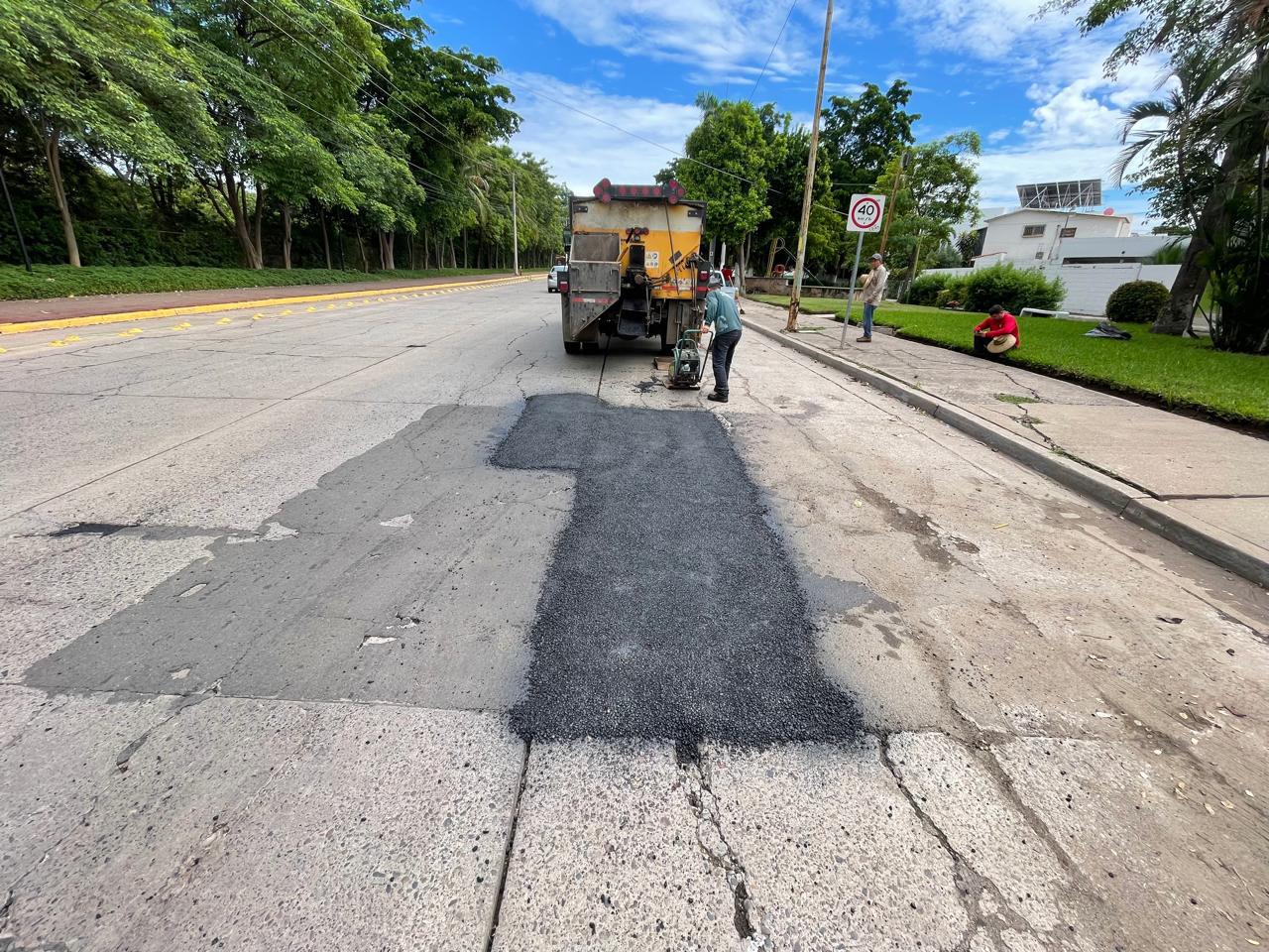 $!Avanza Comuna con trabajos de bacheo en Culiacán; cuadrillas municipales reparan asfalto en puntos afectados