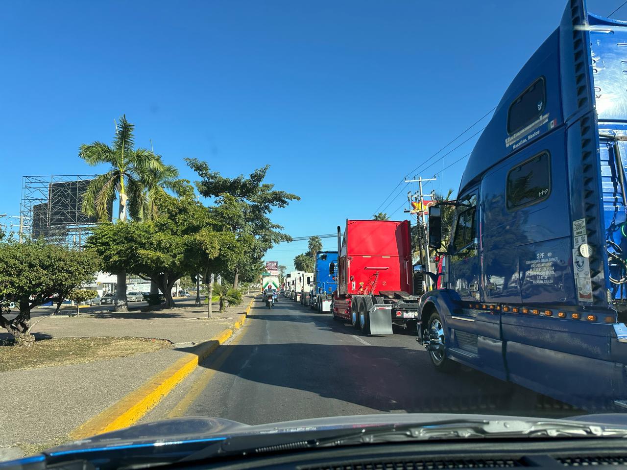 $!Traileros se manifiestan en Mazatlán por inseguridad en carreteras