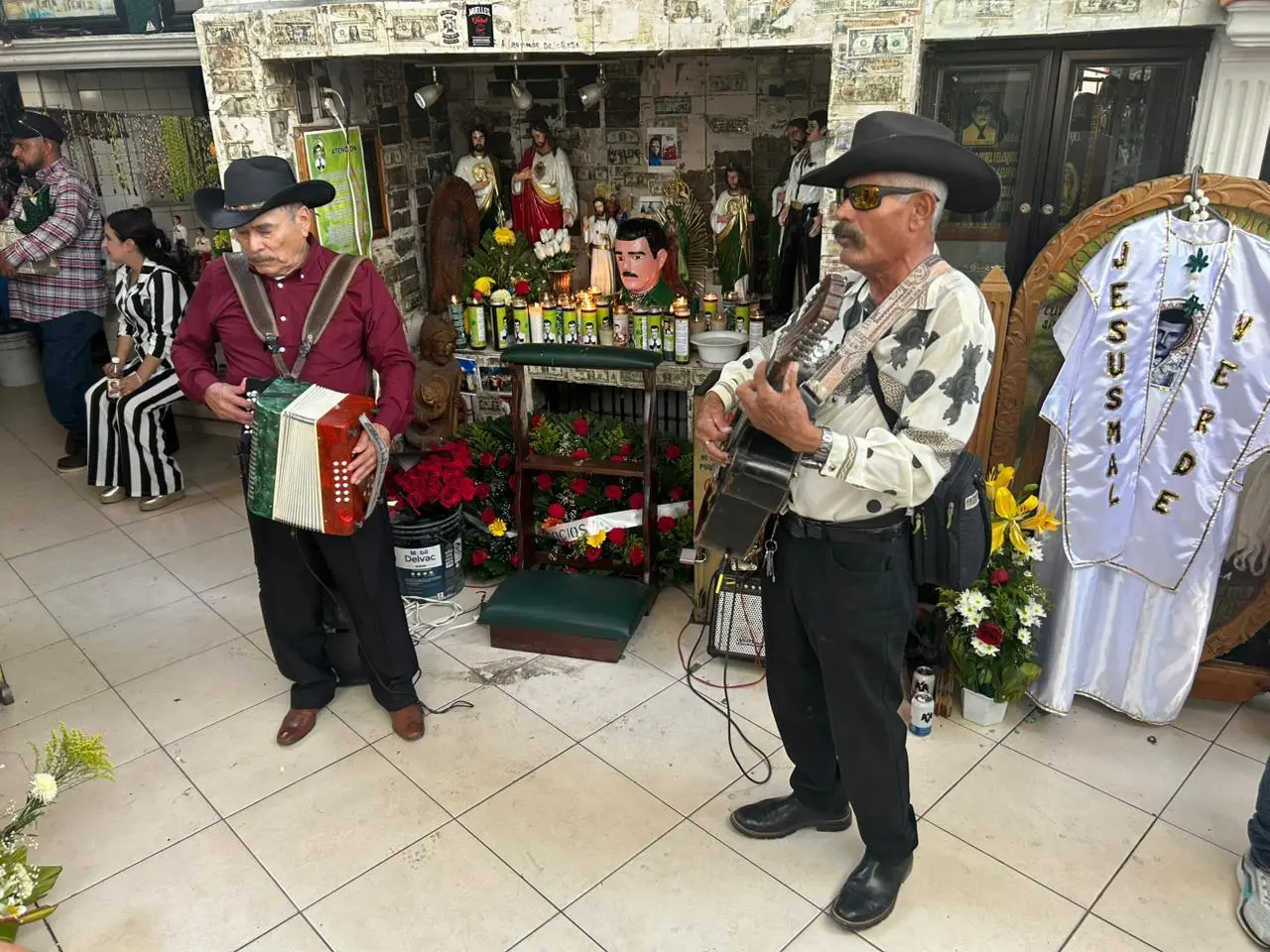 $!Bañan de fe y alcohol a Malverde en su 117 aniversario luctuoso
