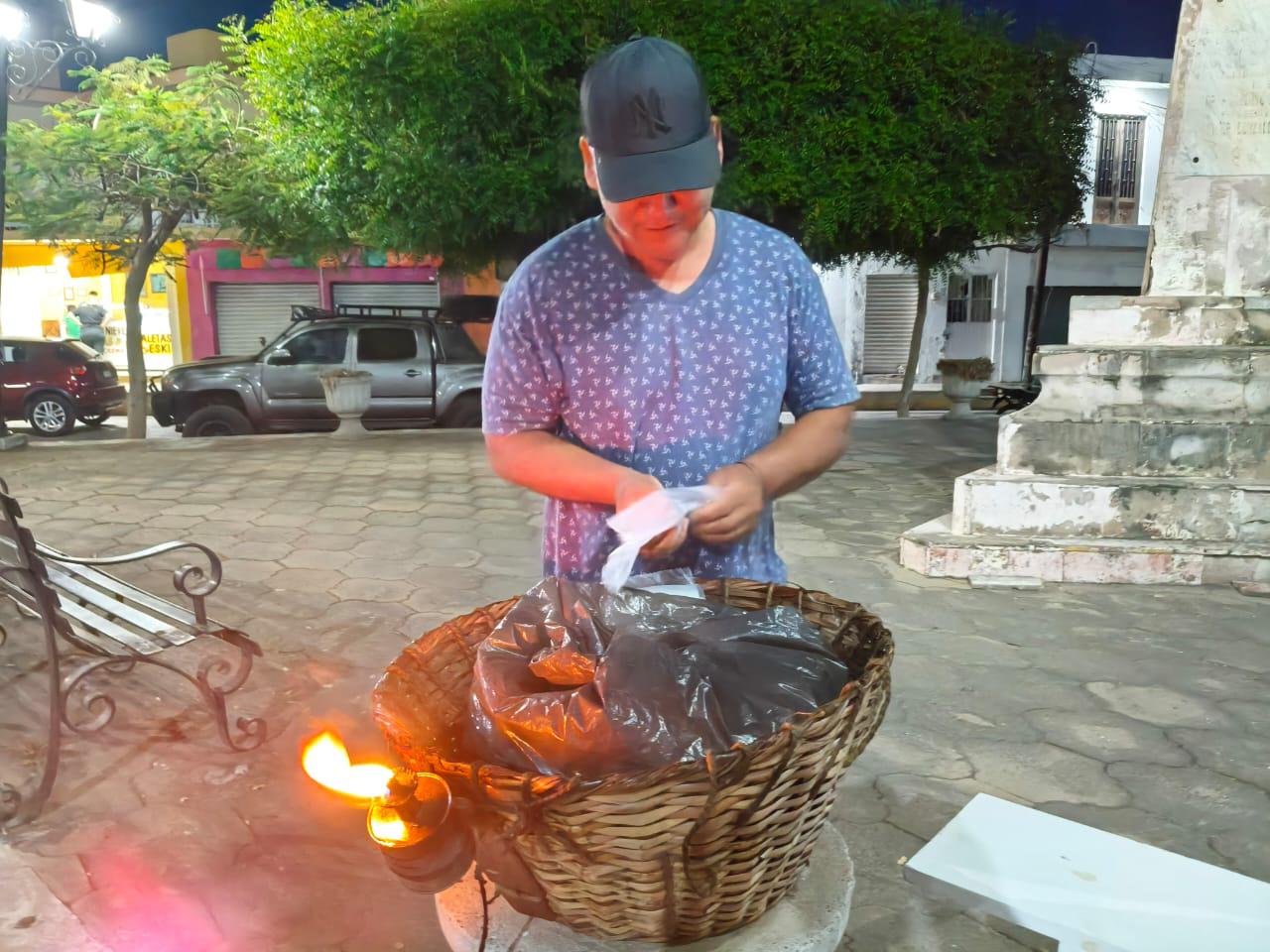 $!Jesús Alberto desde hace dos décadas mantiene encendida la cachimba para ofrecer cacahuates en Rosario