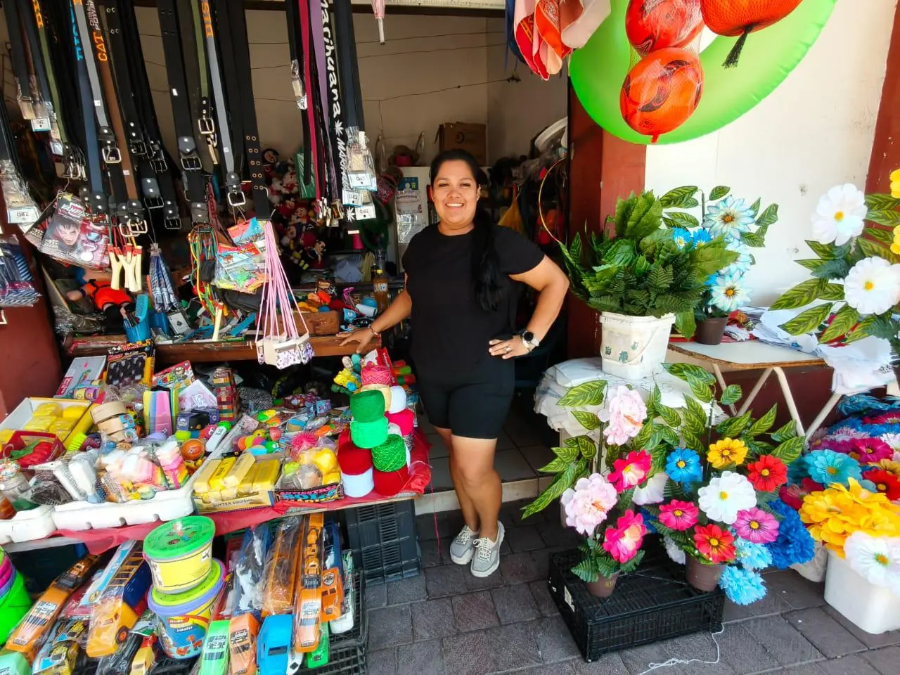 $!De generación en generación: la historia de esfuerzo detrás de una mercería en el mercado de El Rosario