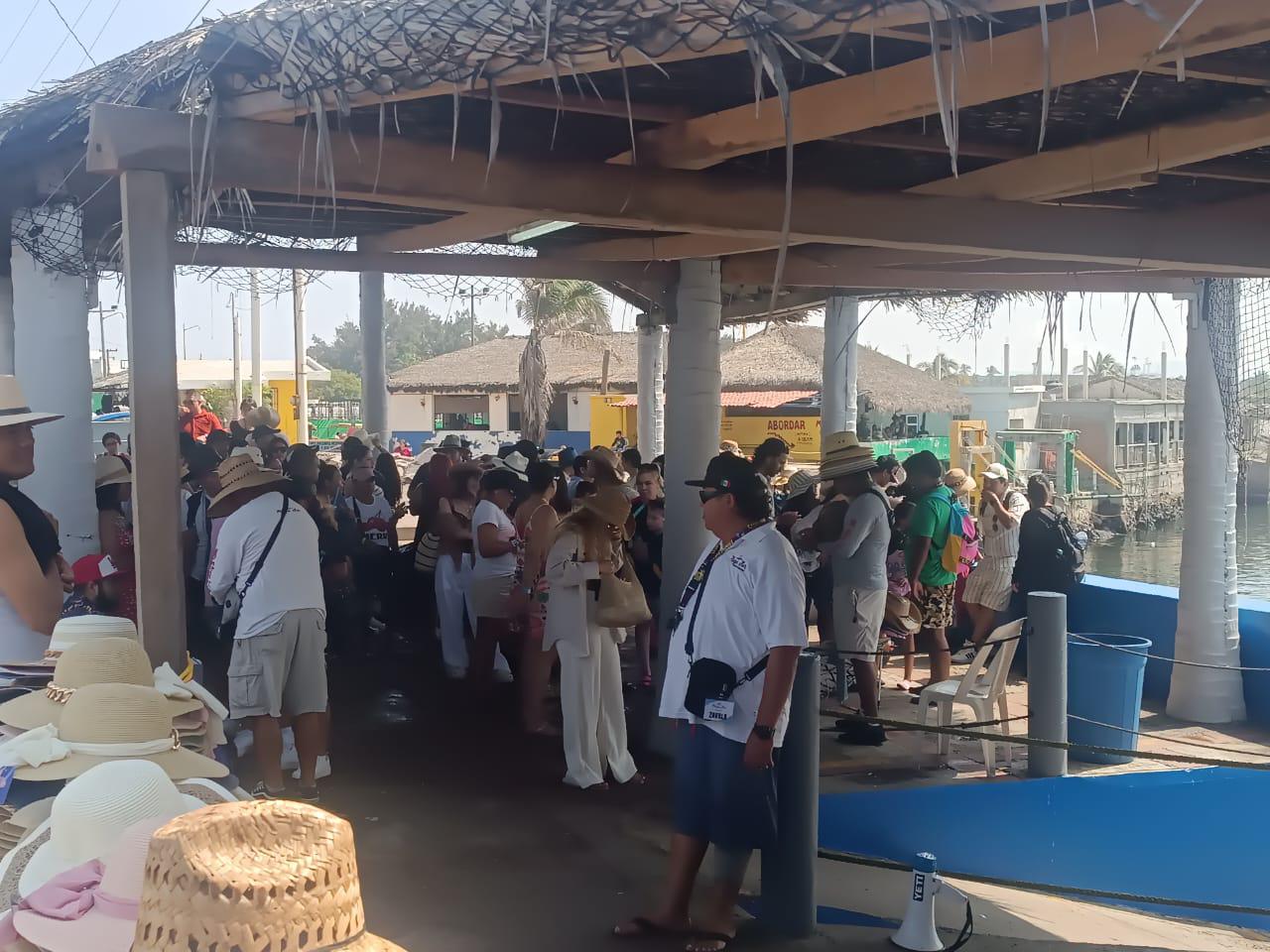 $!En Viernes Santo, miles de turistas disfrutan por la mañana del Faro de Mazatlán