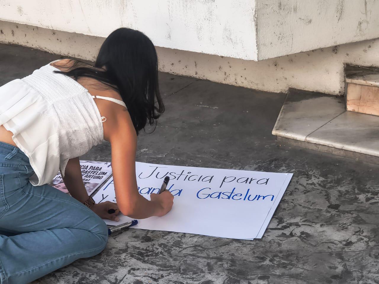 $!Exigen justicia por el asesinato de María Fernanda y su bebé en Los Mochis