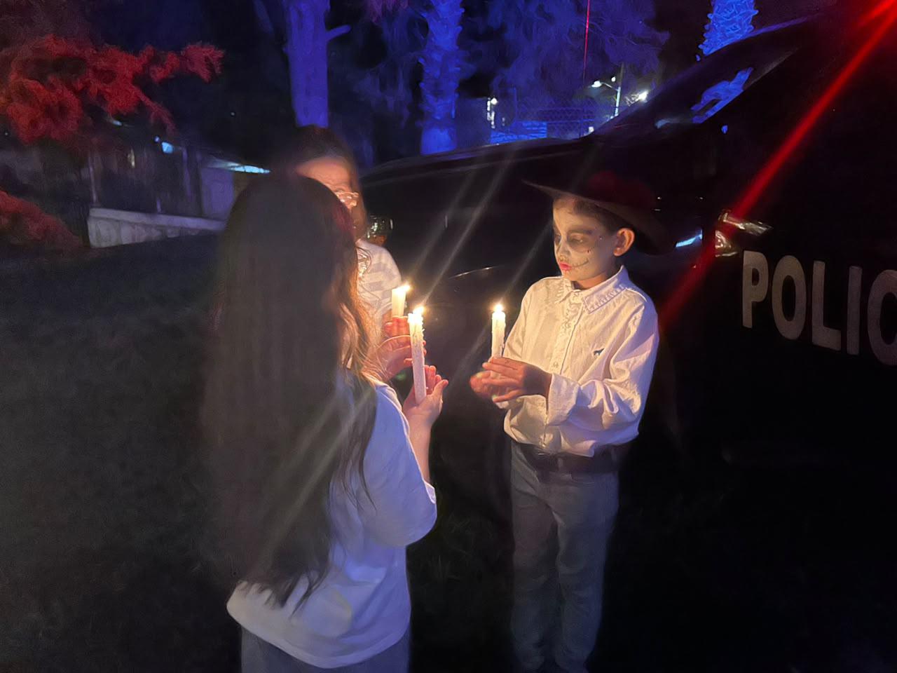 $!Celebran callejoneada con velas encendidas para honrar a sus difuntos en Surutato