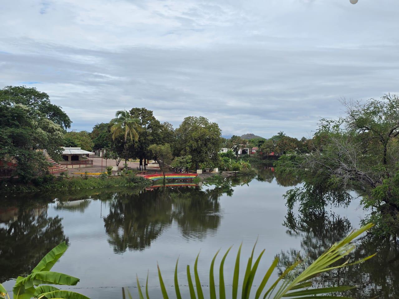 $!Trabajan para desfogar lagunas en la cabecera municipal de Rosario