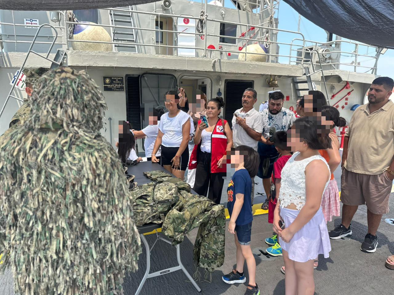 $!Reciben a 11 niñas y niños a bordo de buque de la Armada en Manzanillo