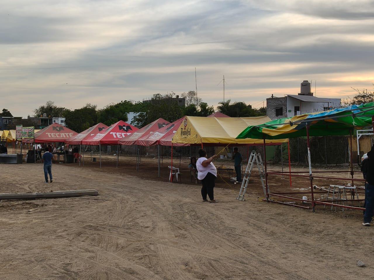$!Ven vecinos lenta instalación de la Feria de la Primavera en Rosario