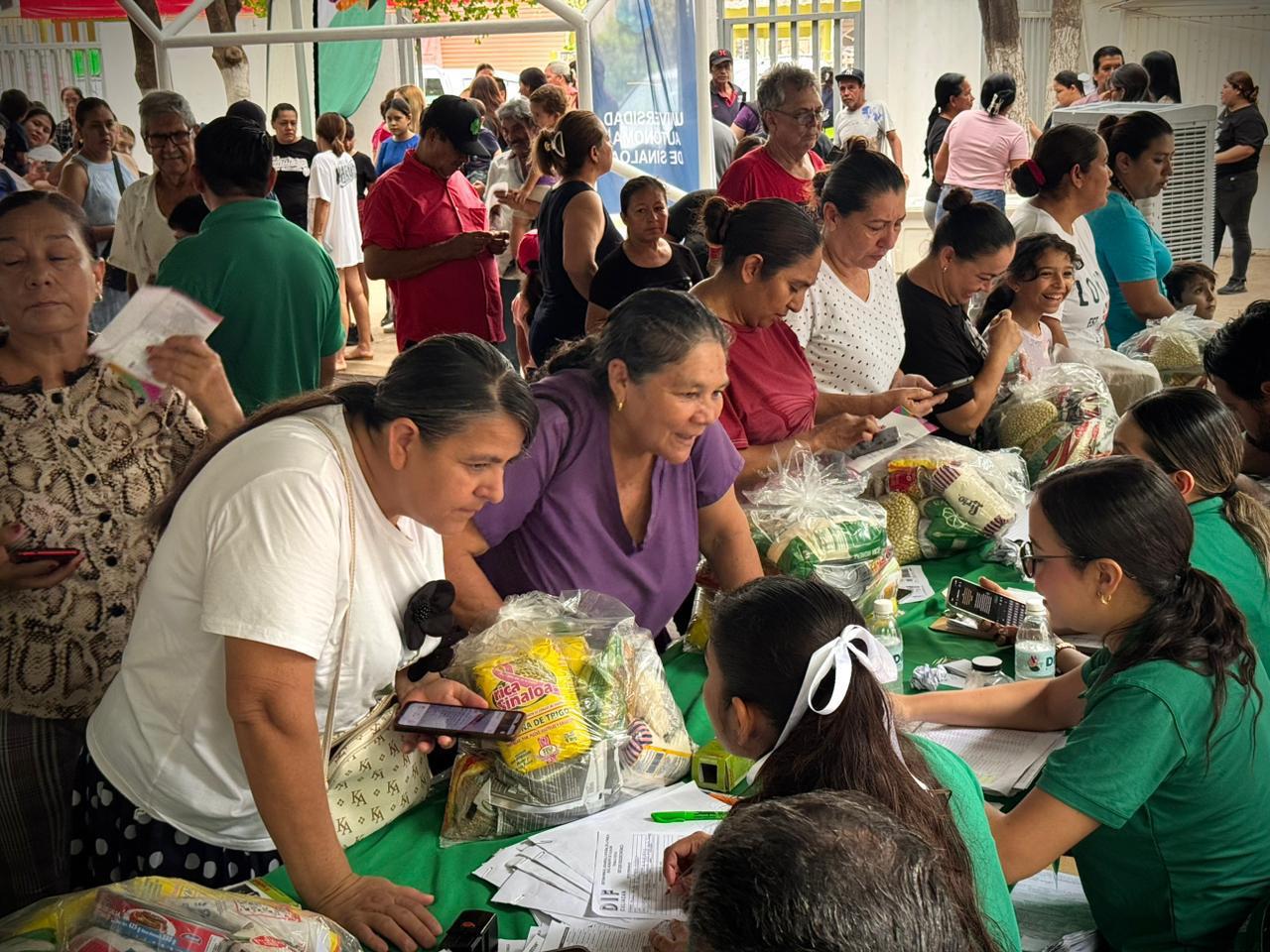 $!Acercan servicios y apoyos a familias de la colonia 16 de Septiembre en Culiacán