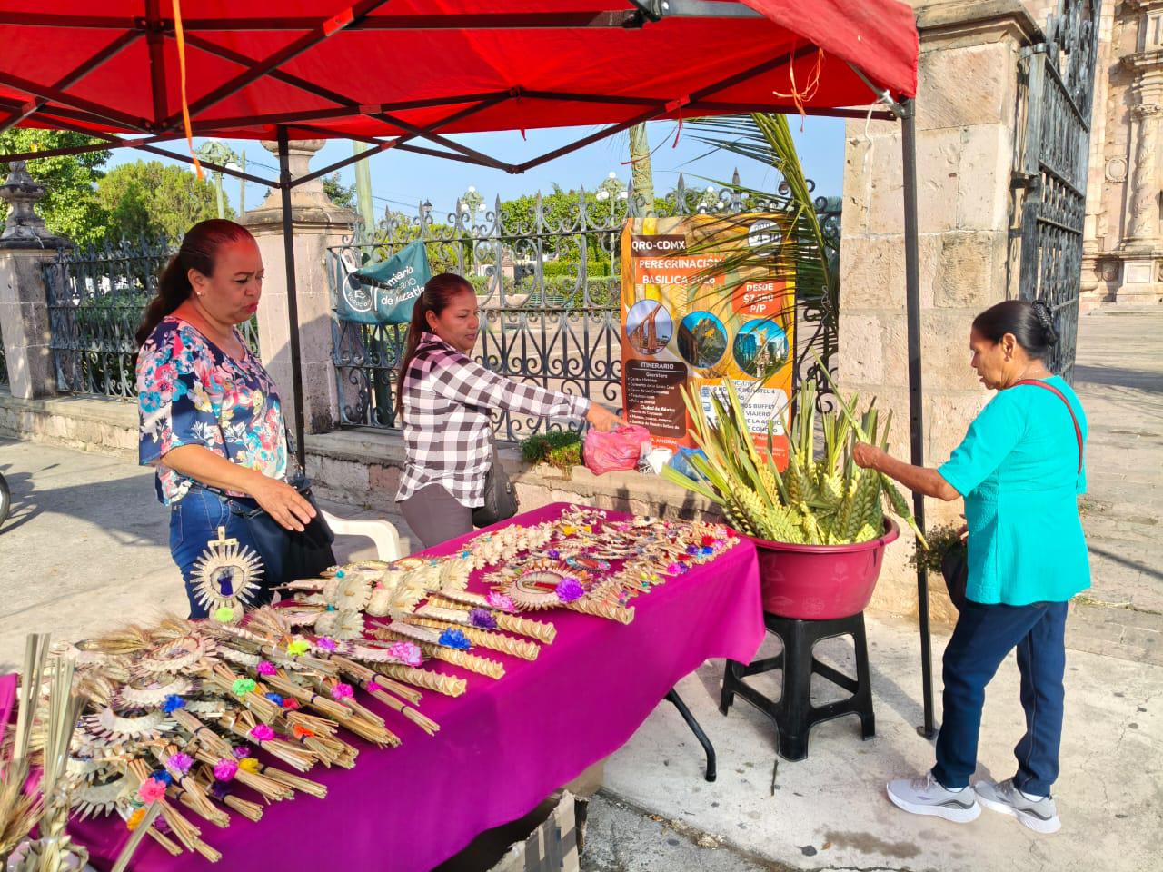 $!Virginia sigue el legado familiar de la venta de palma cada Domingo de Ramos