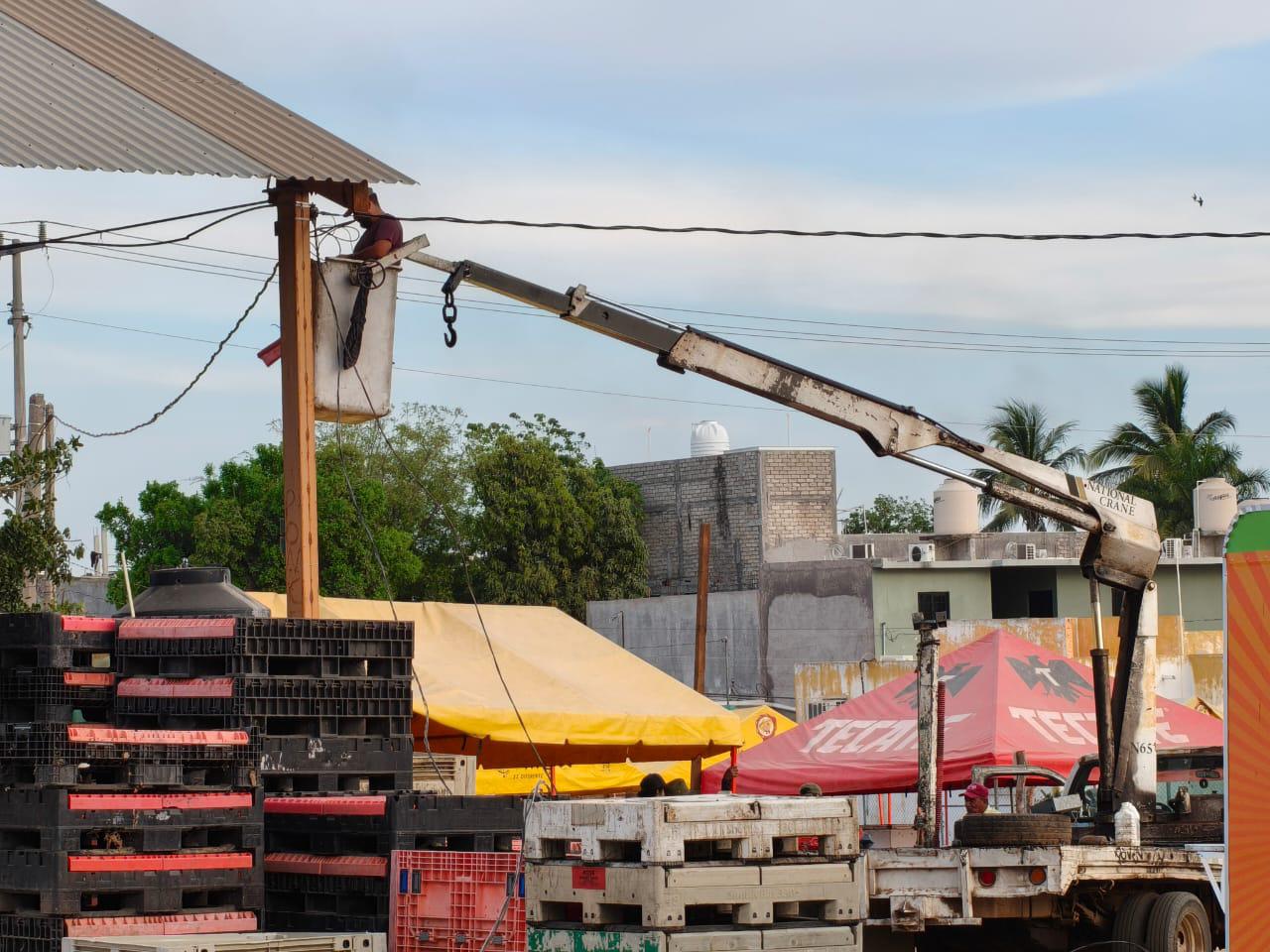$!Ven vecinos lenta instalación de la Feria de la Primavera en Rosario