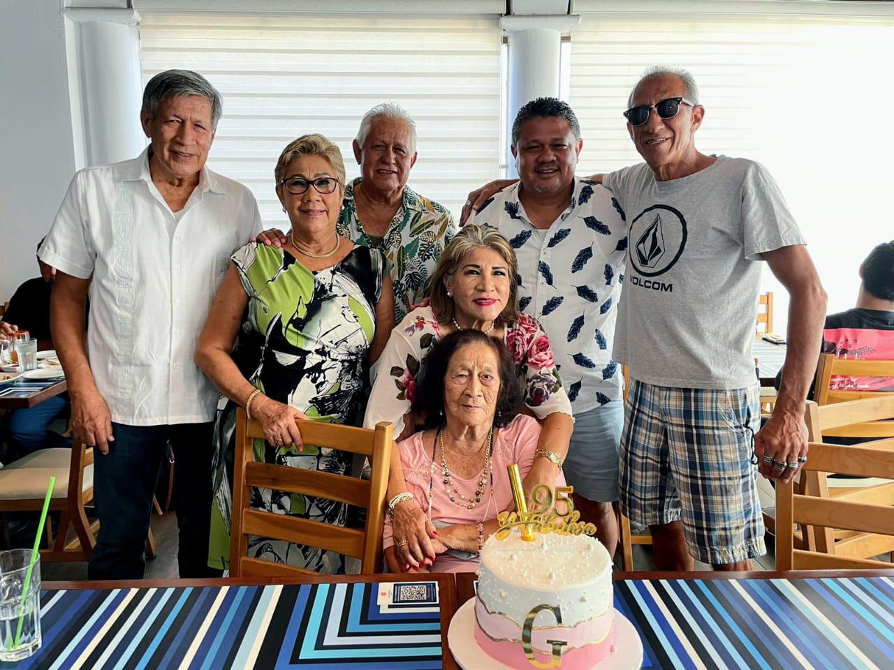 $!La cumpleañera rodeada de sus hijos, Guillermo, María Angélica, José Alberto, Rutilio, Dalia y Armando Osuna Hi.