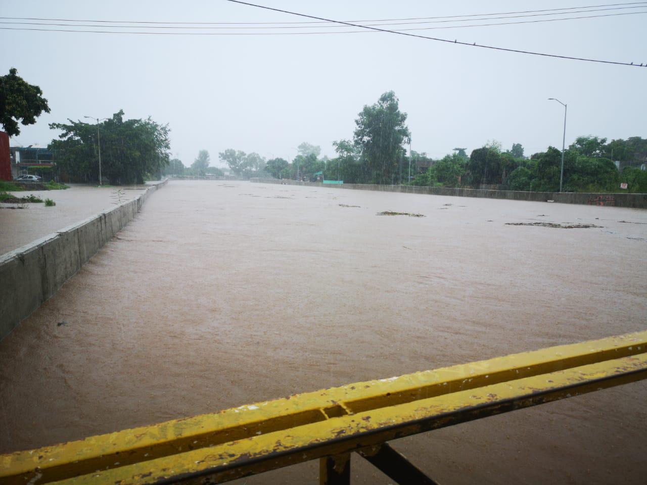 $!Se desborda Arroyo Jabalines y el agua se mete a las casas del Fraccionamiento Jacarandas
