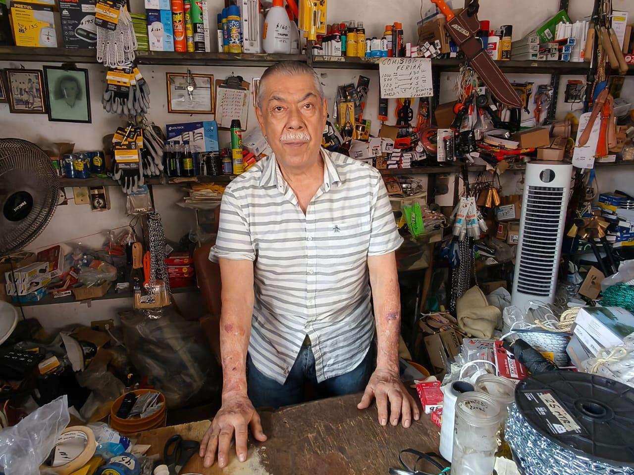 $!Desde hace 60 años, Aurelio mantiene en Rosario una tienda de productos para el campo