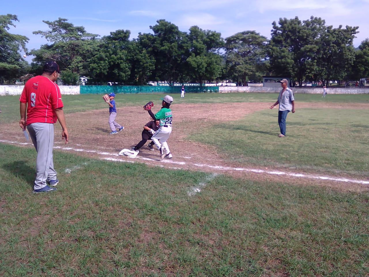 $!Peloteritos del Pelikanos se alistan para competir en la Copa del Pavo