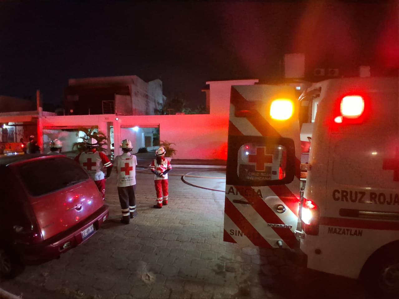 $!Incendio en casa-habitación moviliza a cuerpos de seguridad y emergencia en Mazatlán