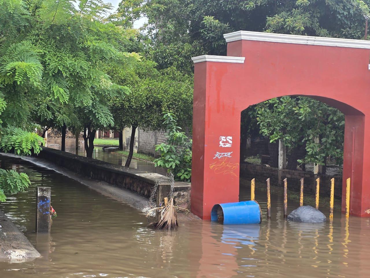 $!Vecinos afirman no dormir cada que laguna se desborda en El Rosario