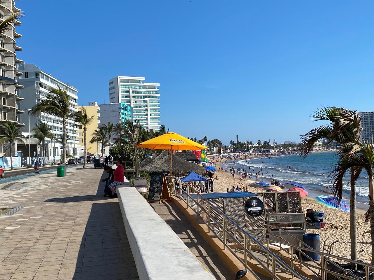 $!Playas de Mazatlán registran baja afluencia de bañistas en Jueves Santo