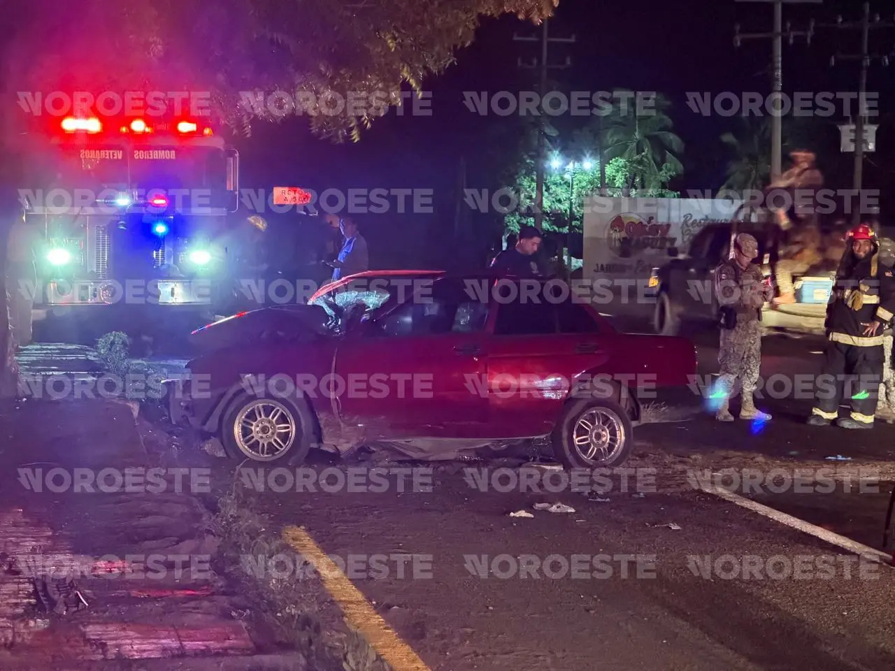$!Accidente en carretera de Mazatlán deja 3 personas sin vida tras impactar contra un árbol