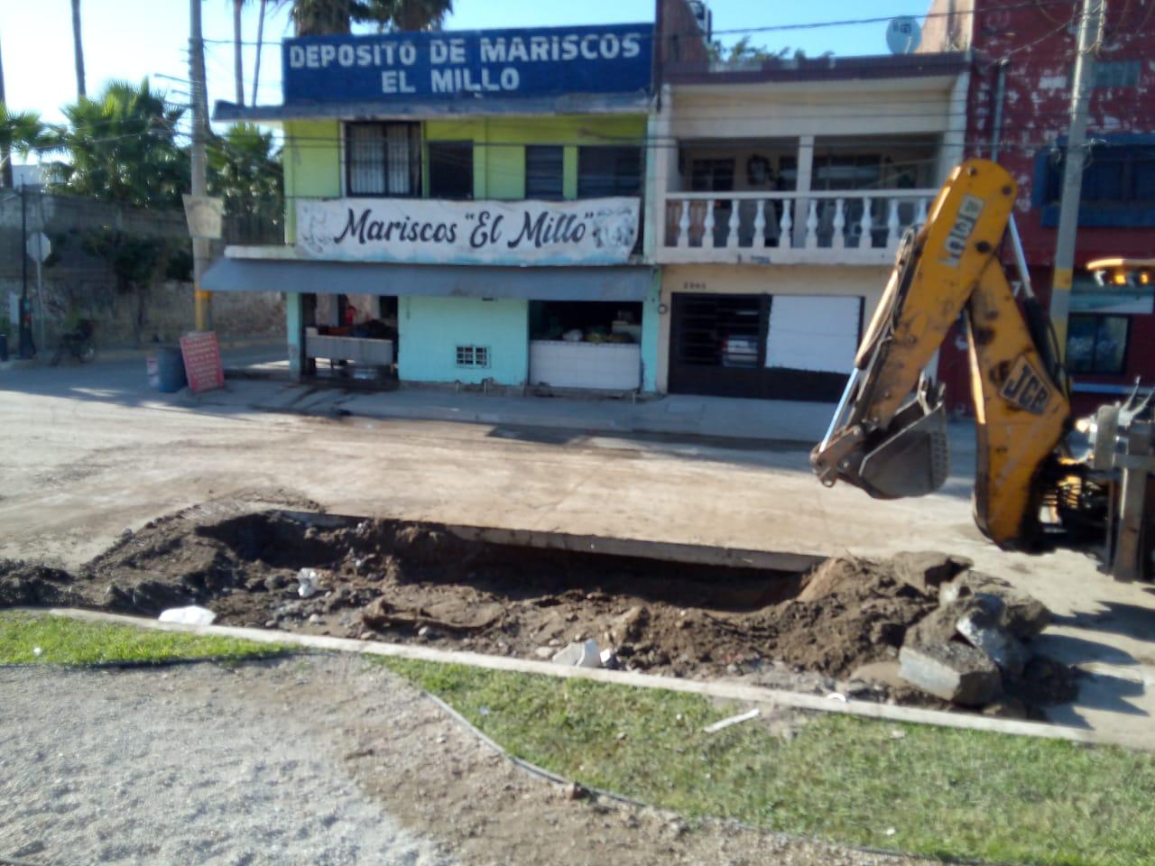 $!Rompen concreto de la Gabriel Leyva en Mazatlán y cierran la avenida por unas horas