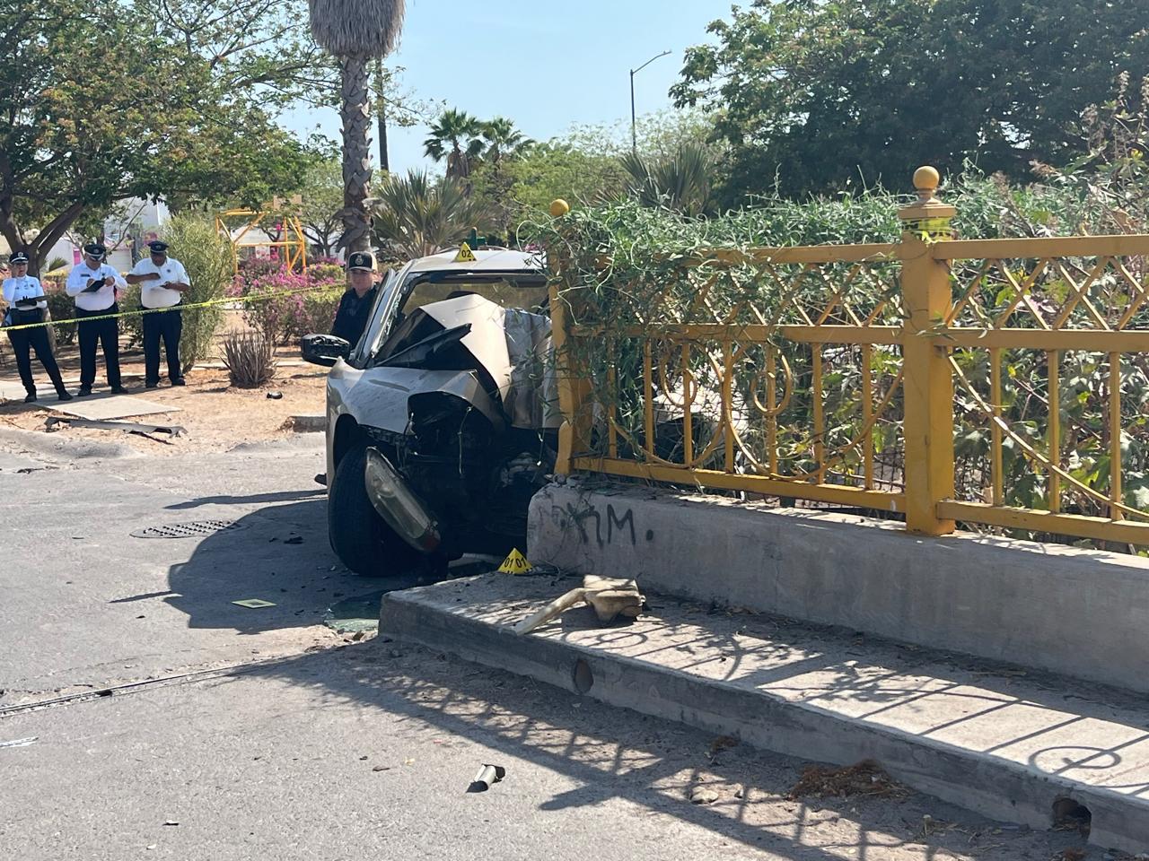 $!Juan Carlos muere tras impactar su auto en Stanza Córcega, en Culiacán