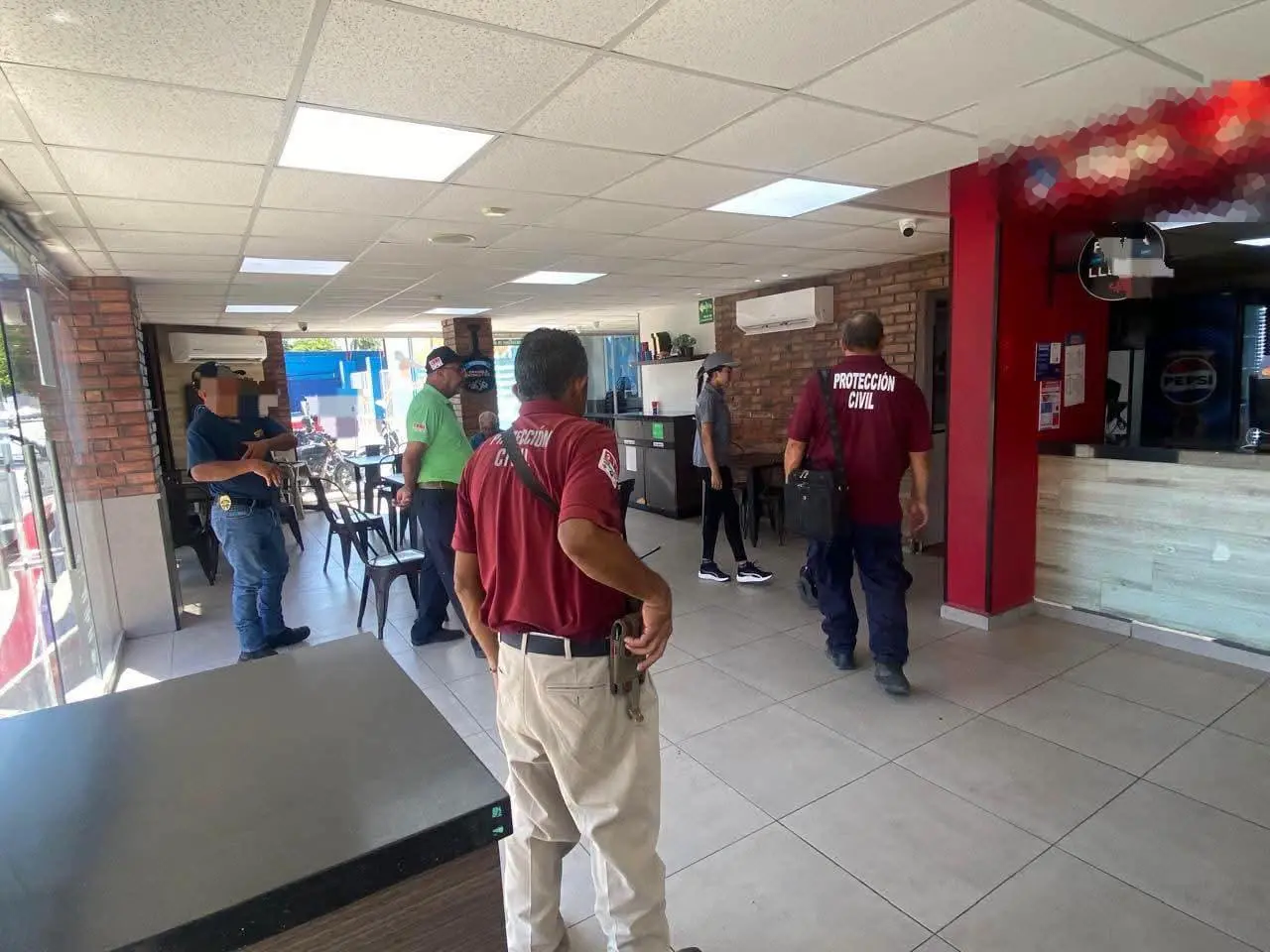 $!Colapsa anuncio luminoso de un negocio y lesiona a mujer en Los Mochis