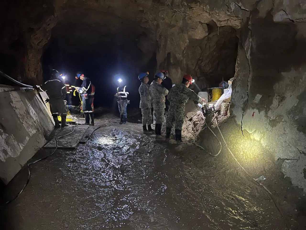 $!Instalan 3 kilómetros de cableado para acelerar extracción de agua en mina Santa Fe, Rosario