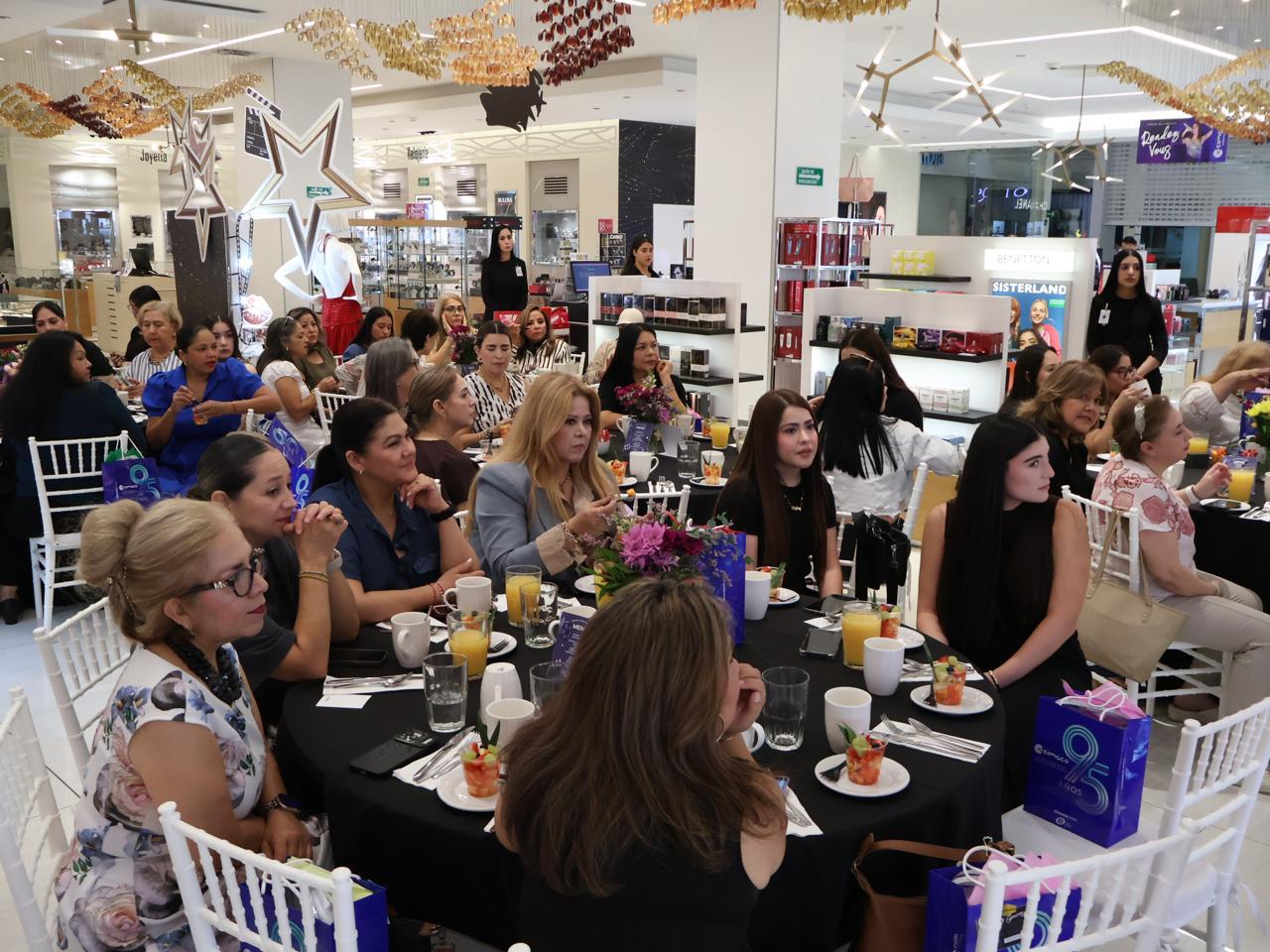$!Cimaco Culiacán realizó un desayuno exclusivo con un grupo de clientas en el área de perfumería de la sucursal de Plaza Ceiba.