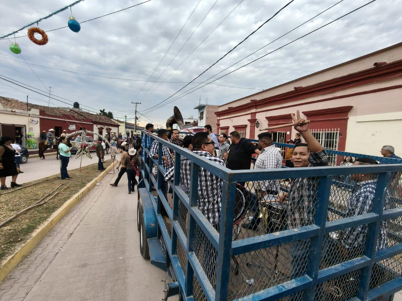 $!Armando Zúñiga Barrón recibe homenaje con cabalgata y cala de caballo en Chametla