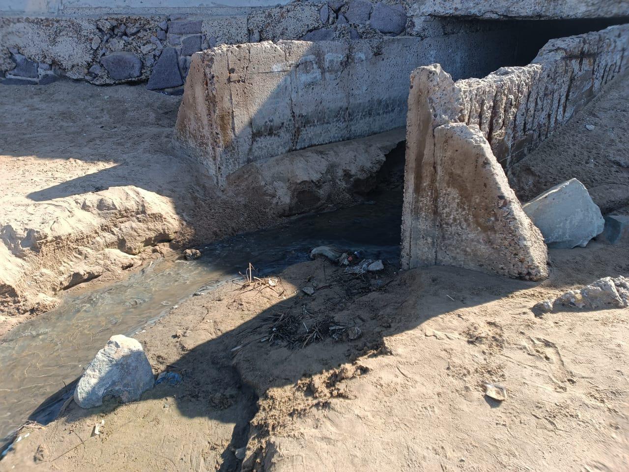 $!Descarga de aguas negras en playa de Mazatlán genera malos olores en el malecón de Mazatlán